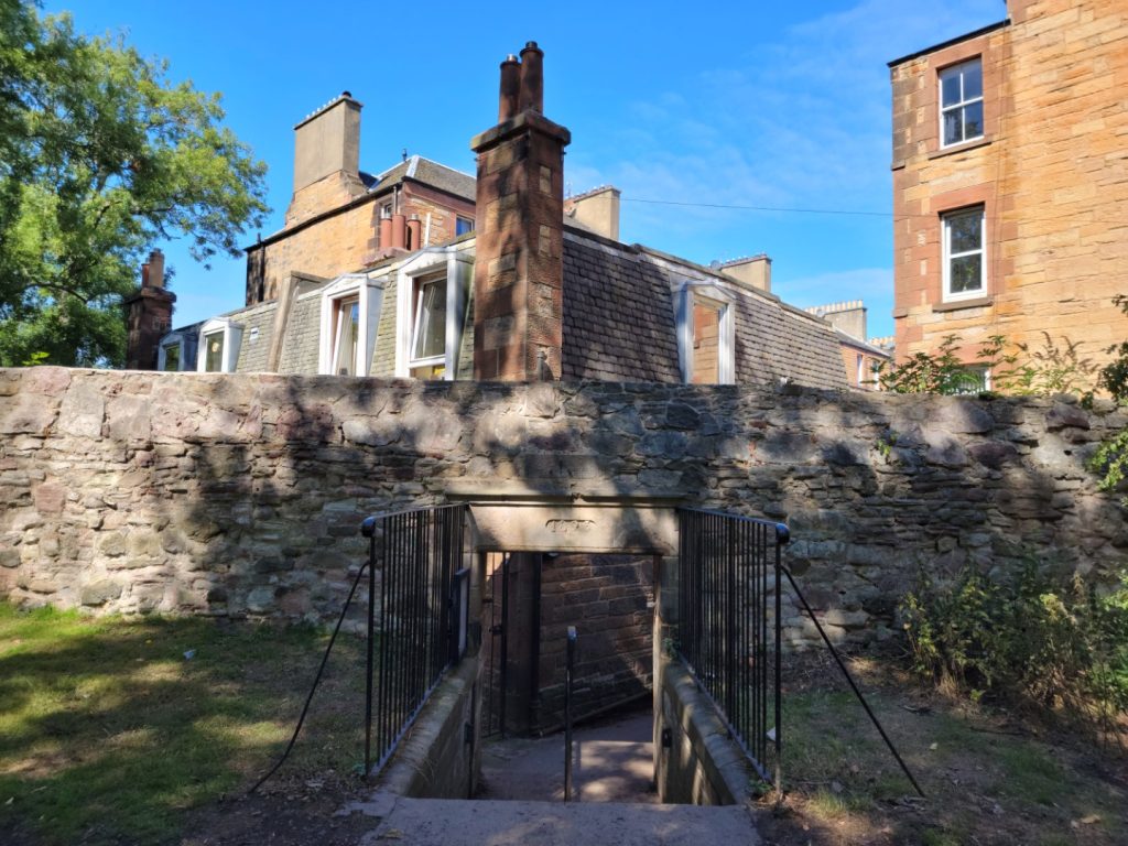 Back entrance to the street